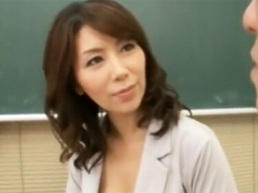 親子面談中にムラついた巨乳ママと息子が教室で中出し近親相姦ｗ